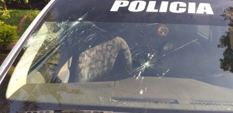 Violento y borracho dañó un móvil policial y amenazó a los efectivos 