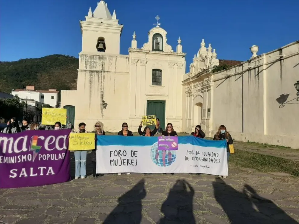 Abrazo simbólico por las Hermanas Carmelitas Descalzas: "El Arzobispo está cuestionado por nosotras, las mujeres"