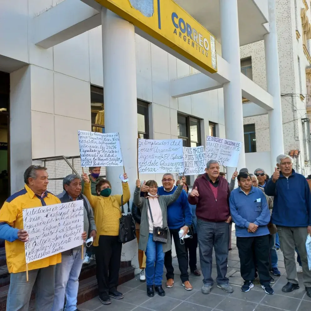 Extrabajadores de empresas privatizadas en los ’90 protestaron en las puertas del Correo Argentino
