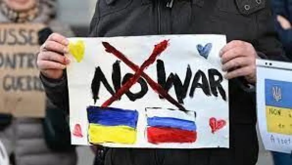 Una activista tuvo un gesto contundente en protesta a la invasión de Rusia