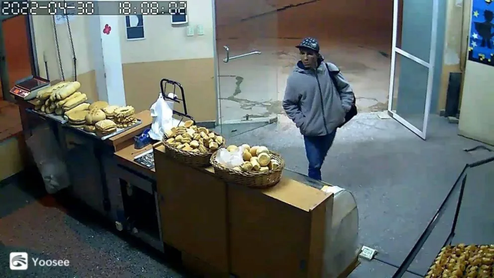 Asaltó una panadería, fue identificado por Facebook y sigue libre