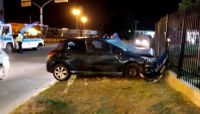 Mañana accidentada: conductor perdió el control y chocó de frente contra un enrejado