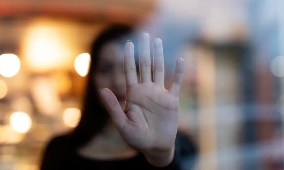 Aberrante: sus vecinos le invitaron una bebida, con la que la durmieron para violarla