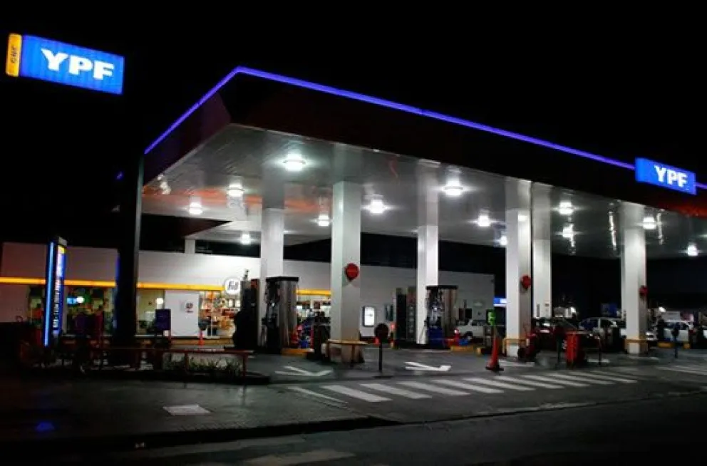 50 motociclistas invadieron una estación de servicio: la desvalijaron