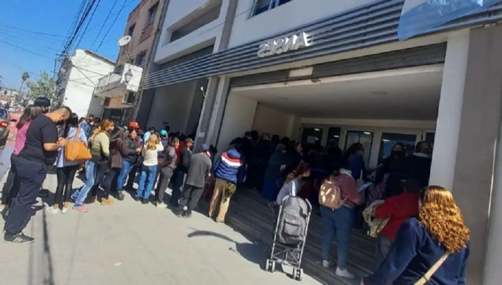 Titular del Anses: “Del 100% de las personas que ves en la fila, el 90% no puede cobrar el IFE 5"