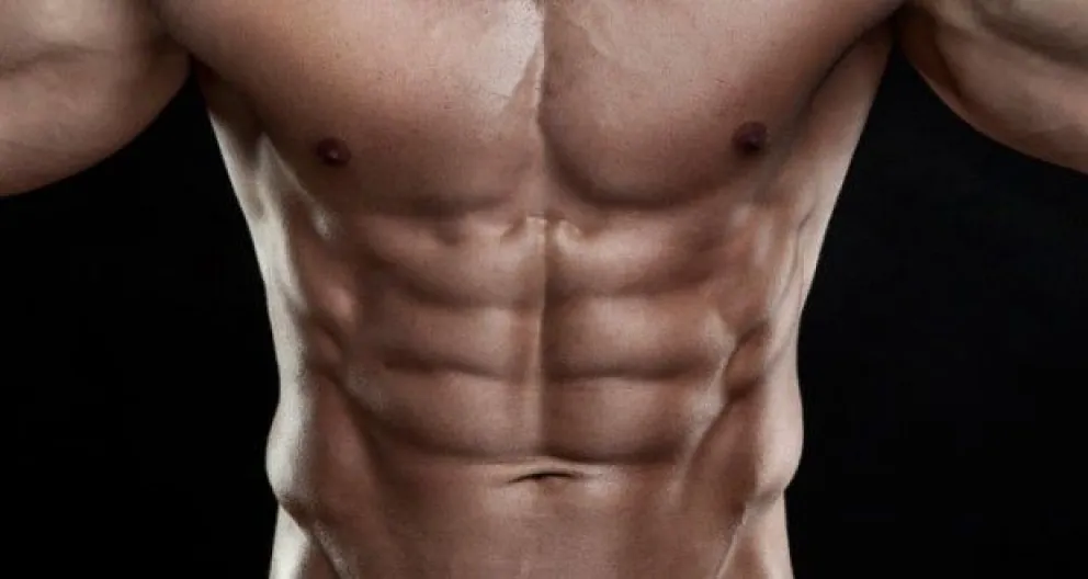 Harto del gimnasio, se tatuó unos abdominales